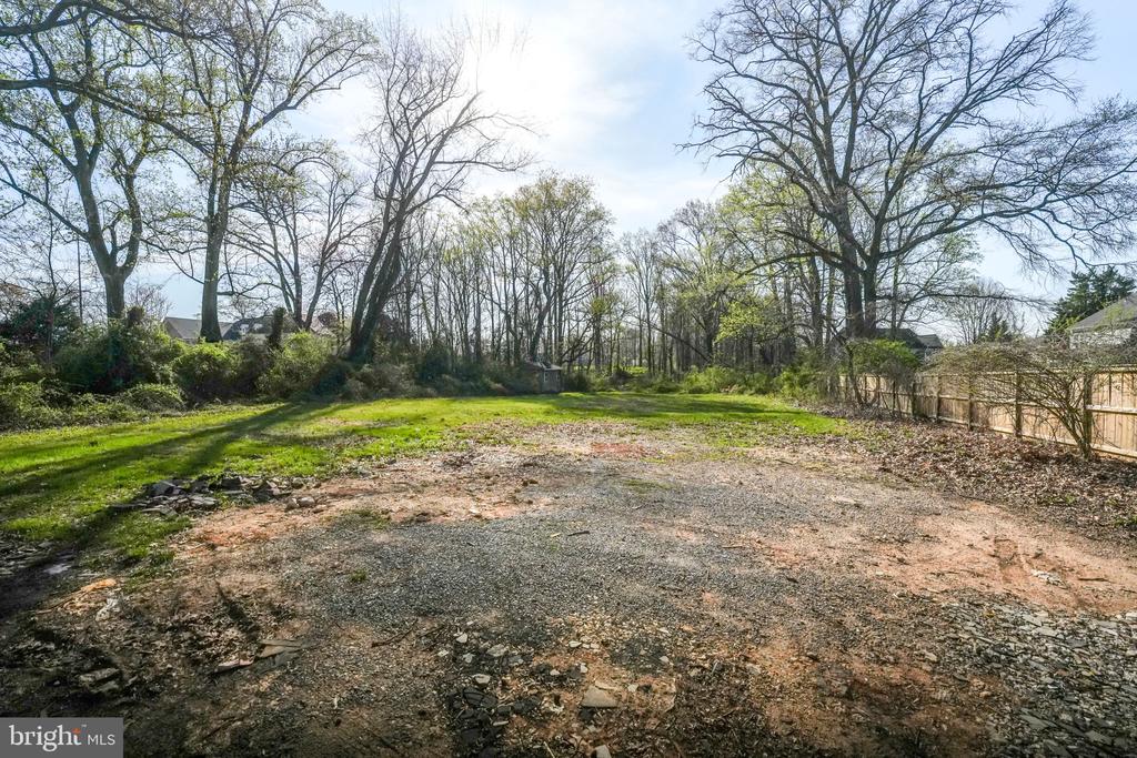 8665 CENTER ROAD