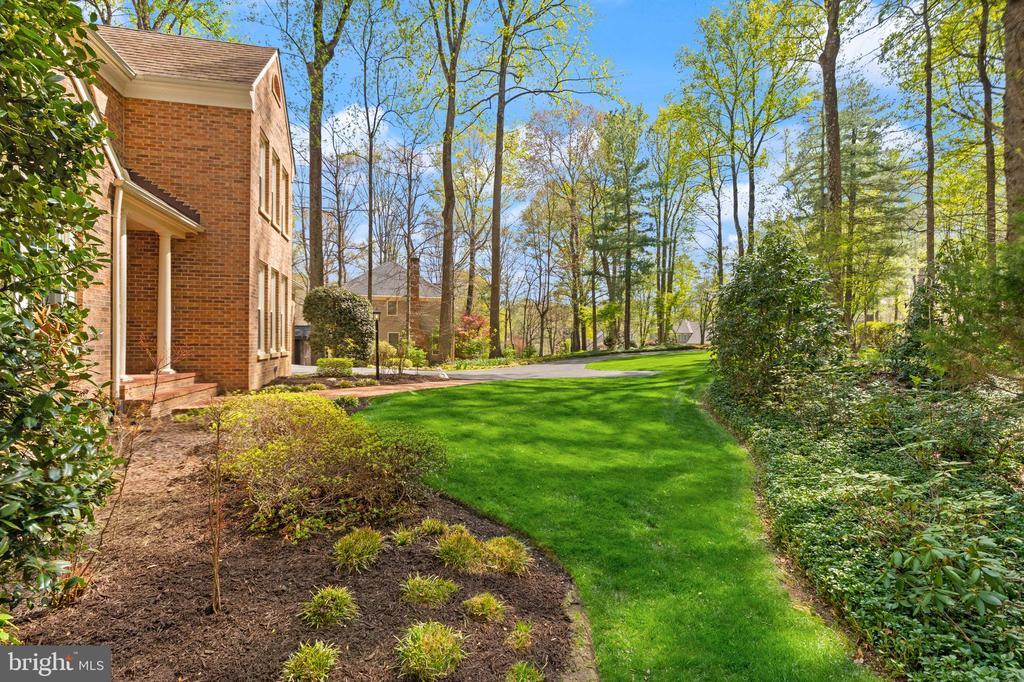 6823 BRIMSTONE LANE