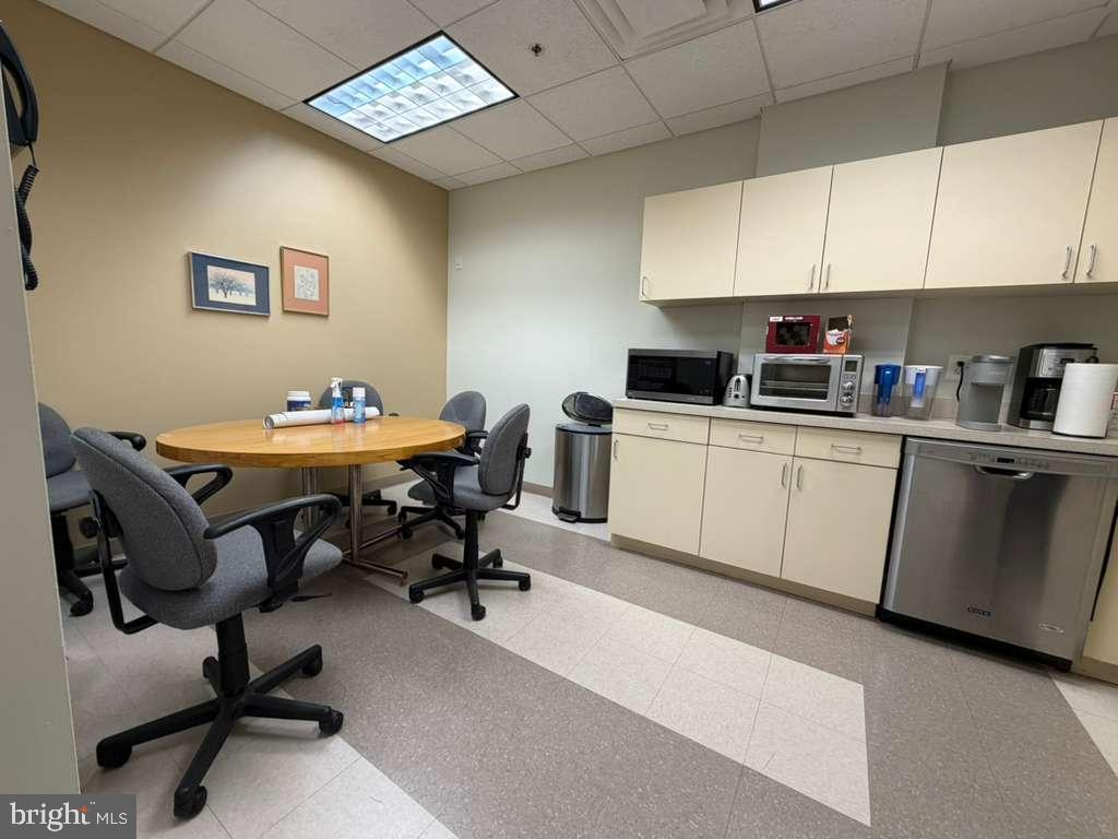 1984 ISAAC NEWTON SQUARE W 209