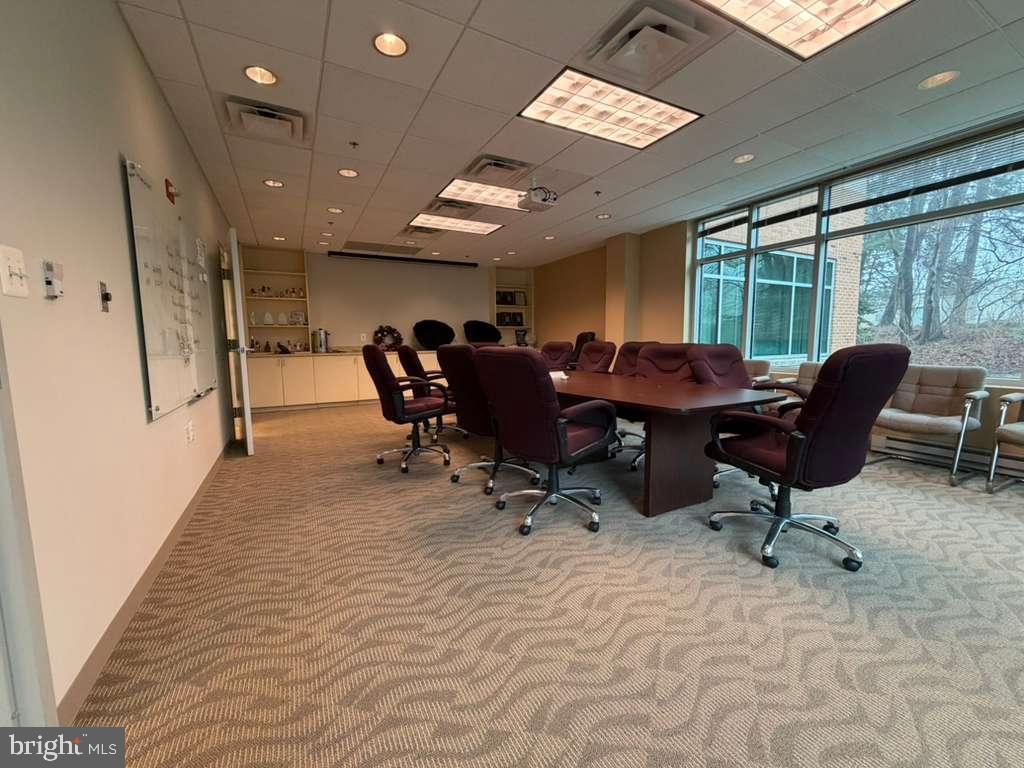 1984 ISAAC NEWTON SQUARE W 209