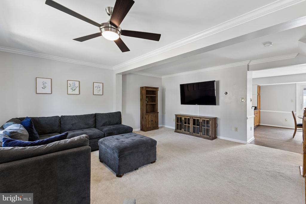 7452 GADSBY SQUARE
