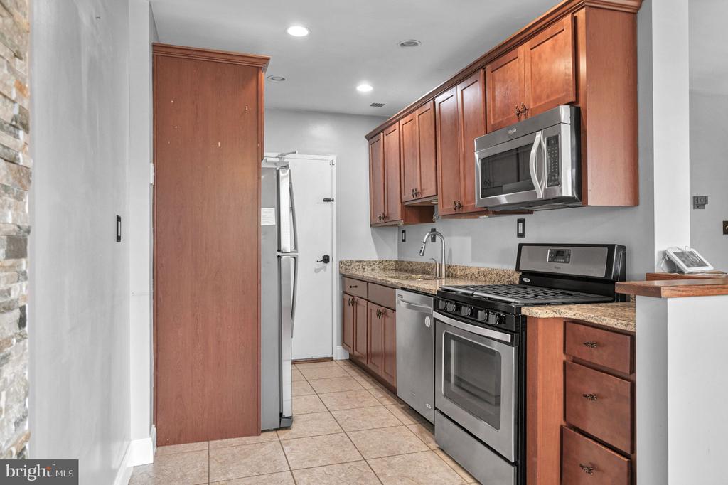 6631 WAKEFIELD DRIVE 106