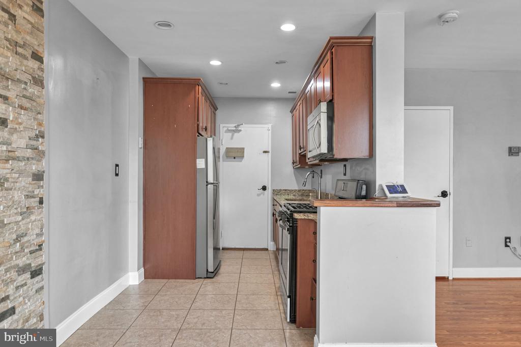 6631 WAKEFIELD DRIVE 106