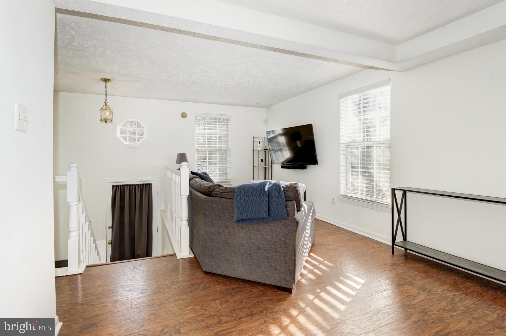 1598 WOODCREST DRIVE