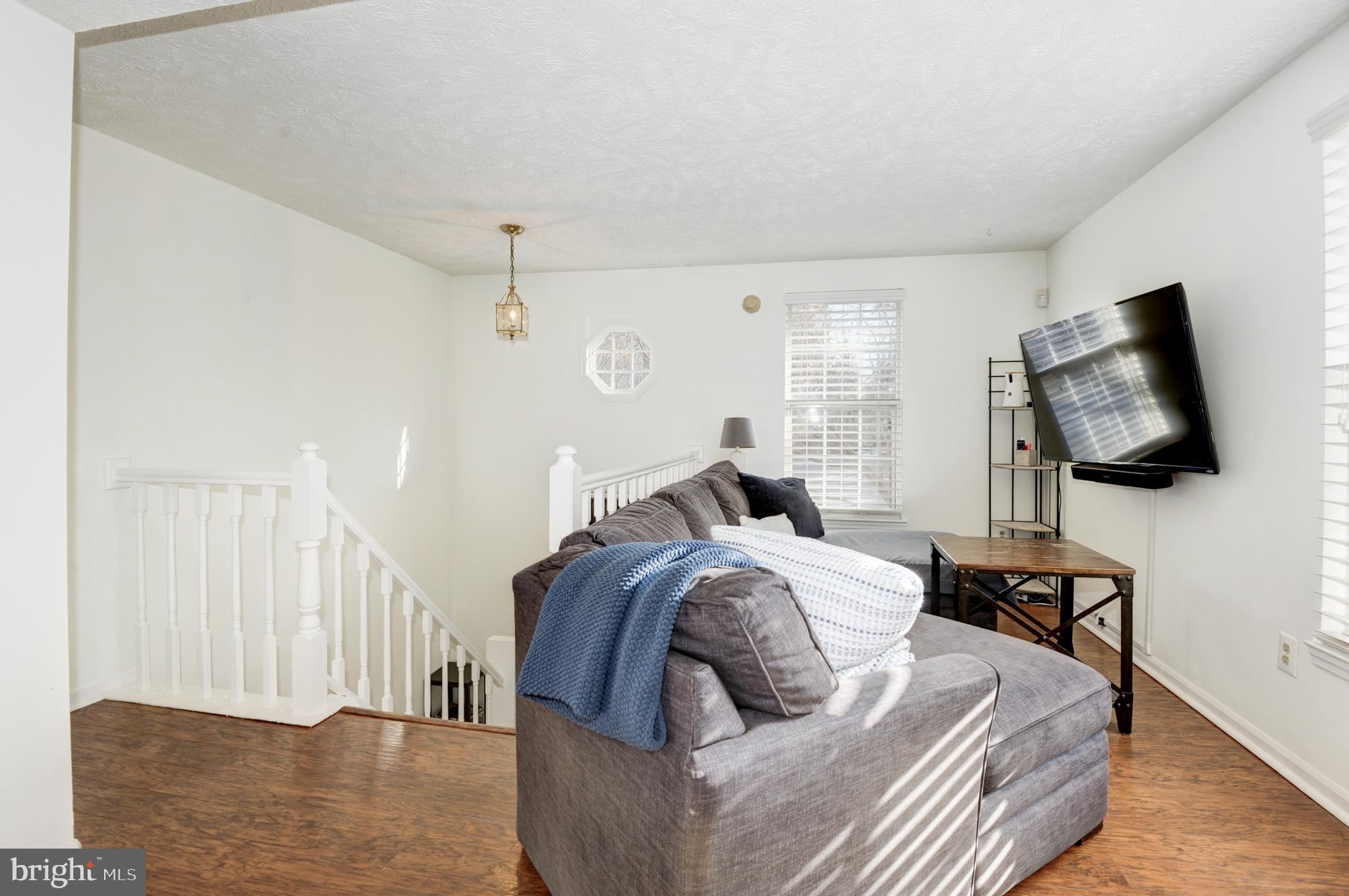 1598 WOODCREST DRIVE