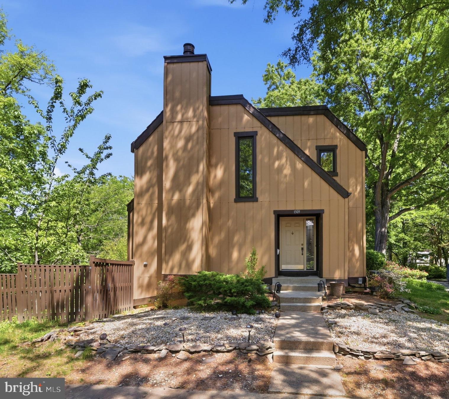 1509 FARSTA COURT