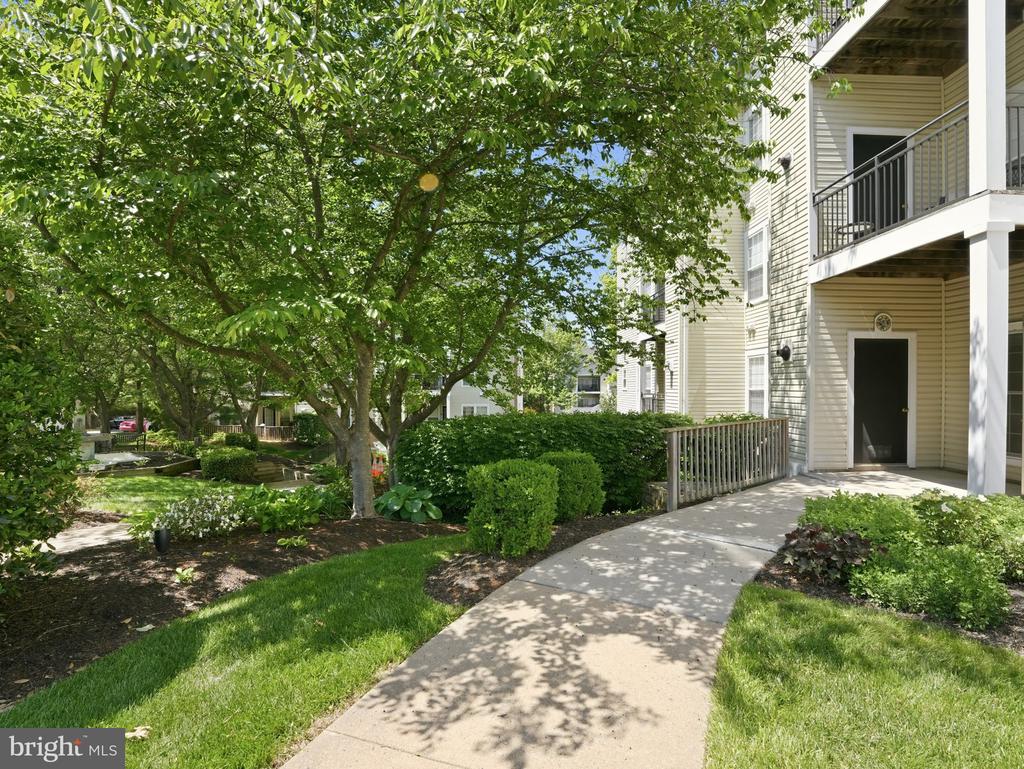 4135 FOUNTAINSIDE LANE Unit: 101