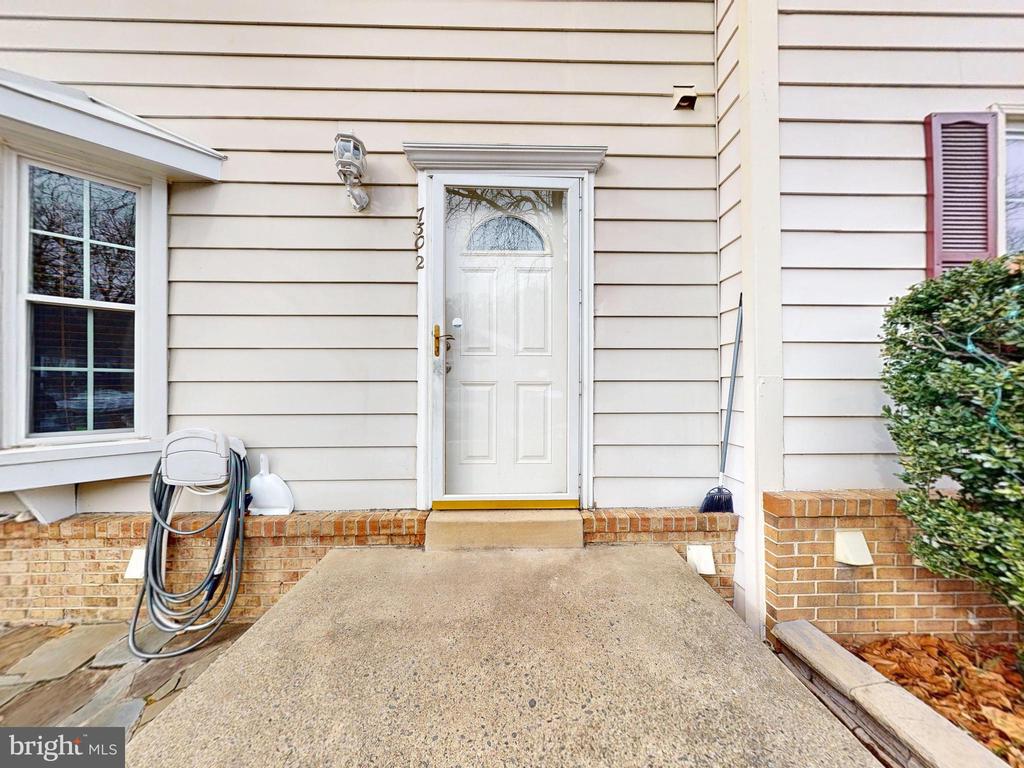 7302 ROLLING OAK LANE