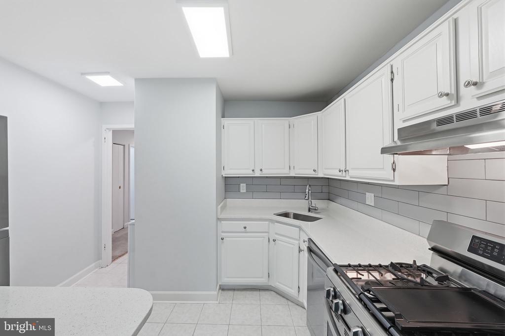 1558 NORTHGATE SQUARE 32B 1558-32B