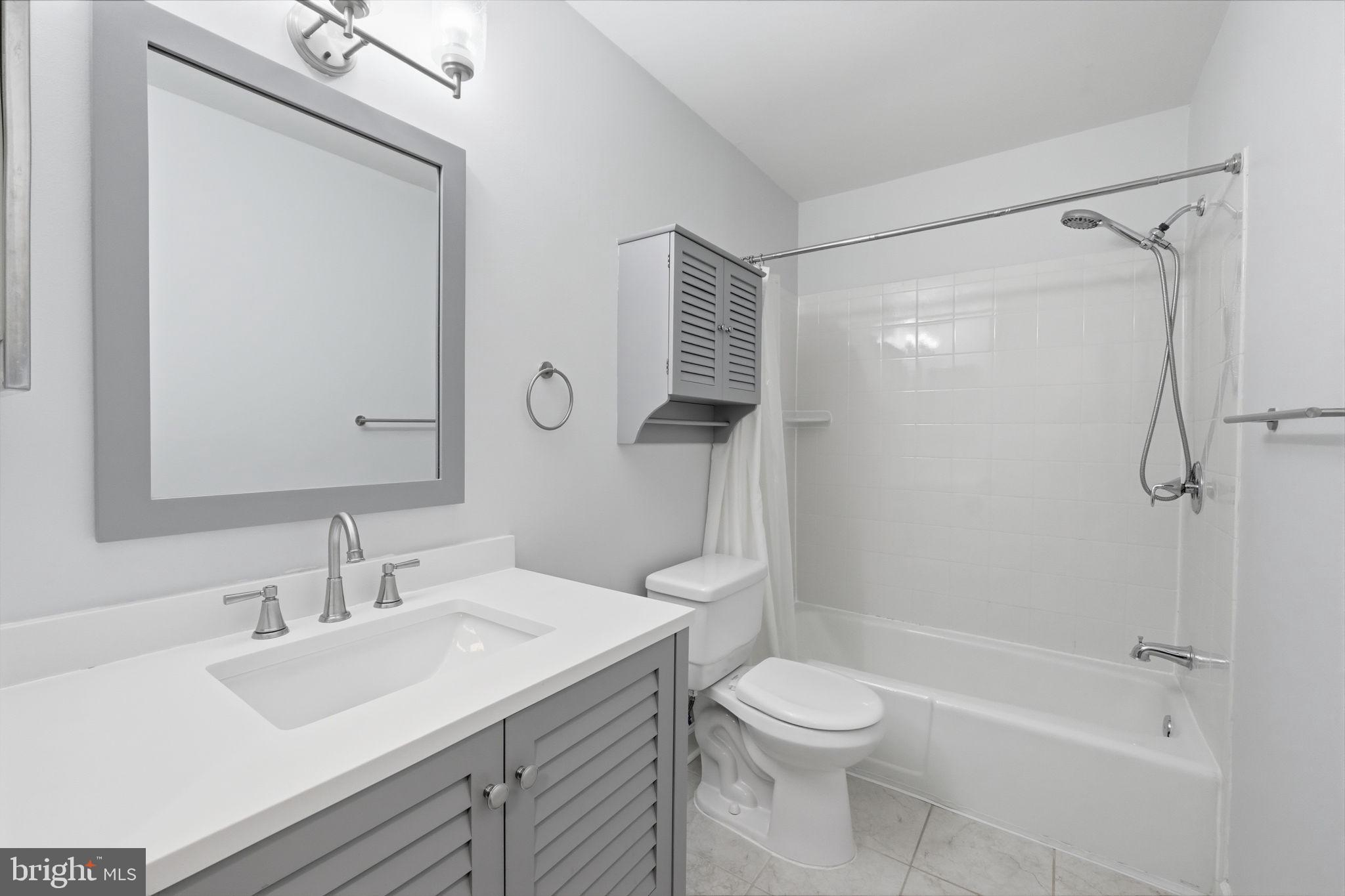 1558 NORTHGATE SQUARE 32B 1558-32B