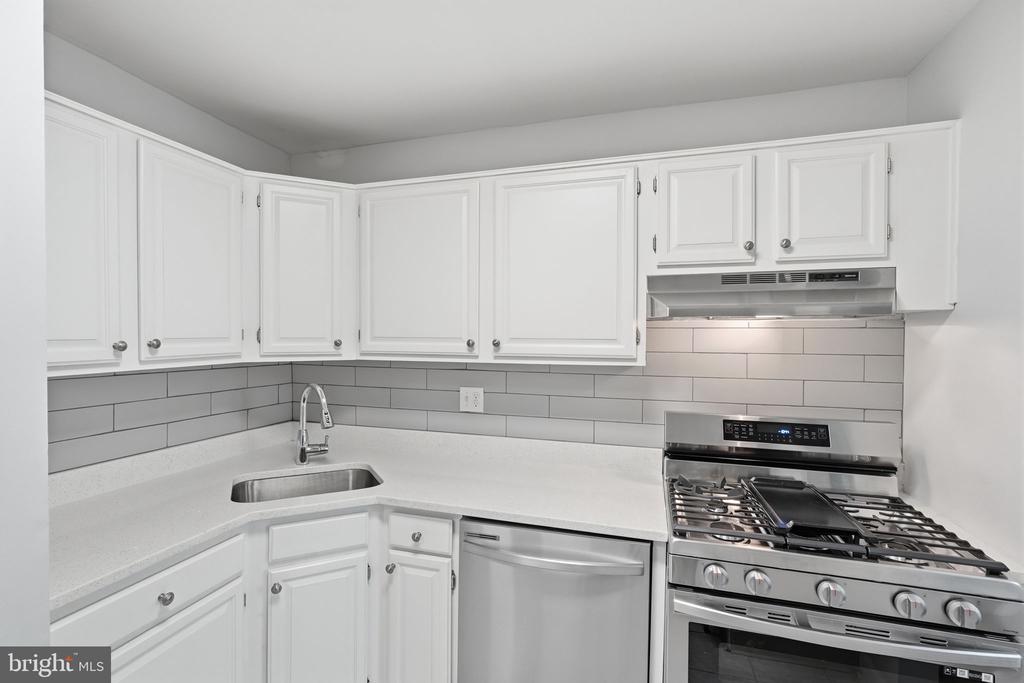 1558 NORTHGATE SQUARE 32B 1558-32B