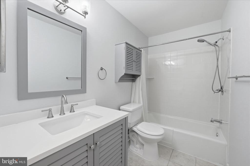 1558 NORTHGATE SQUARE 32B 1558-32B