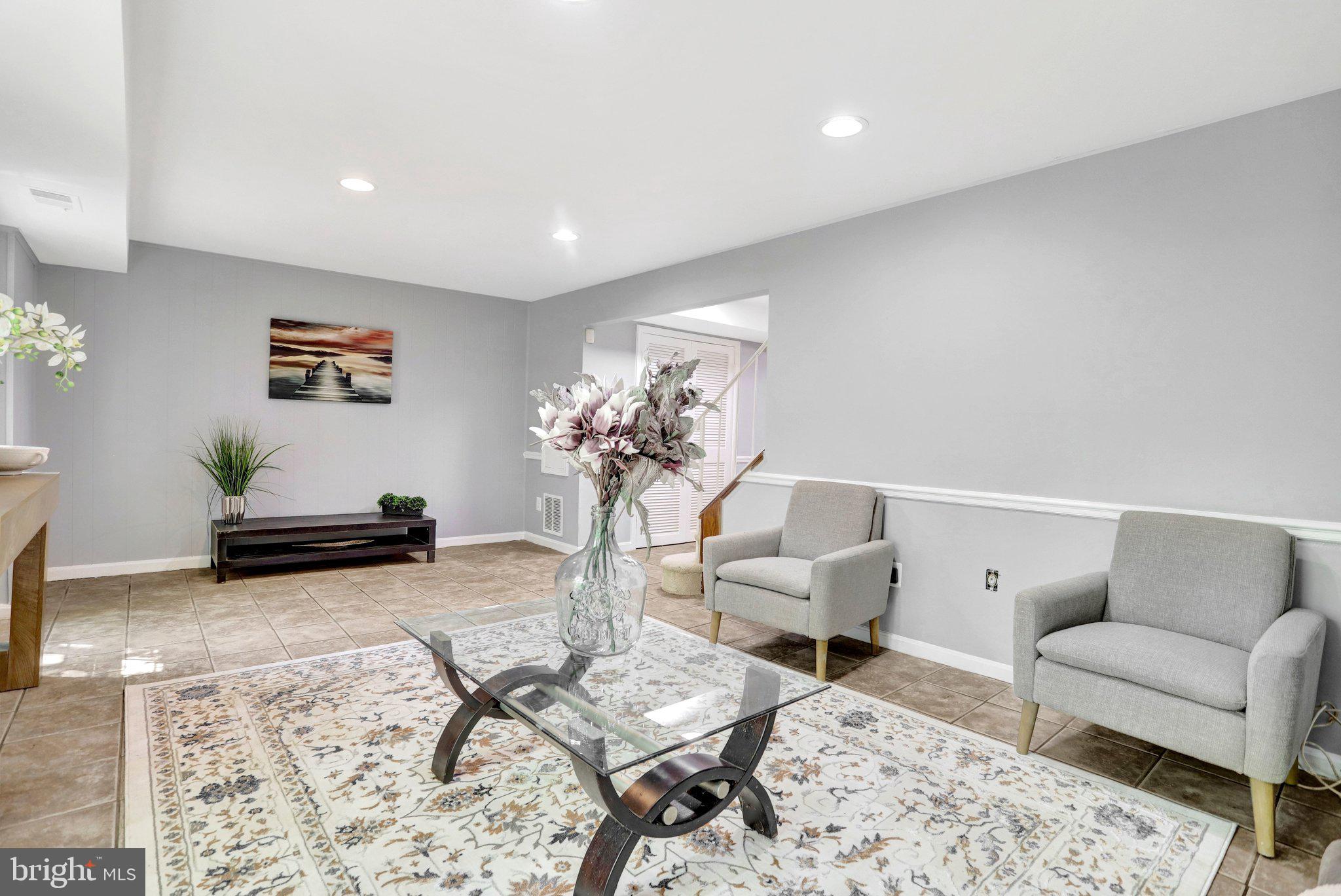 8127 PINELAKE COURT