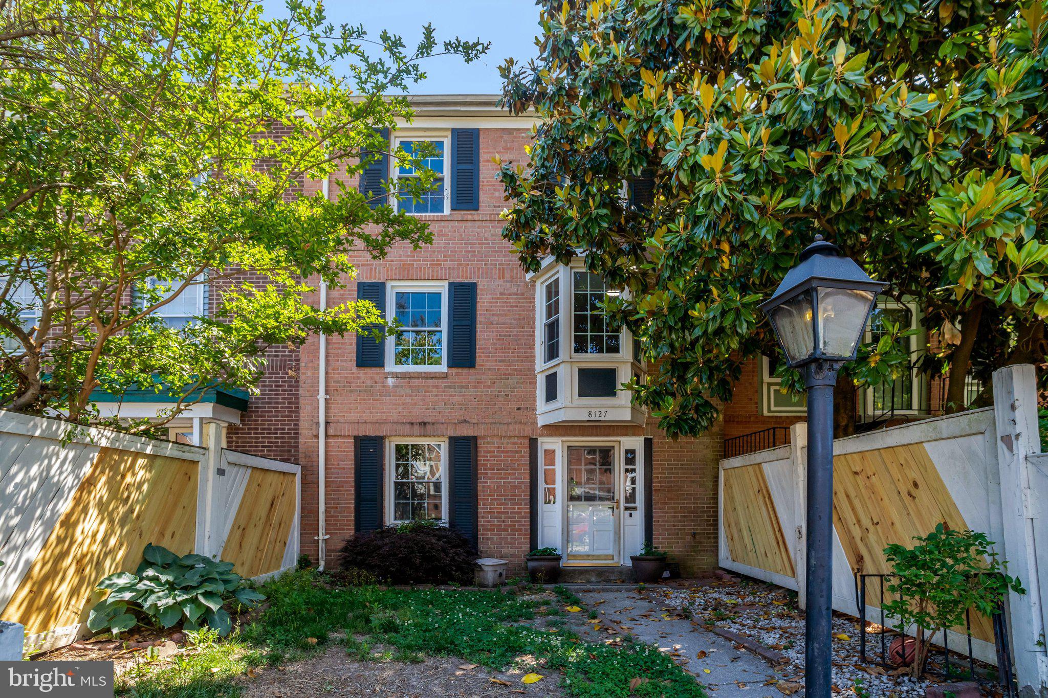 8127 PINELAKE COURT
