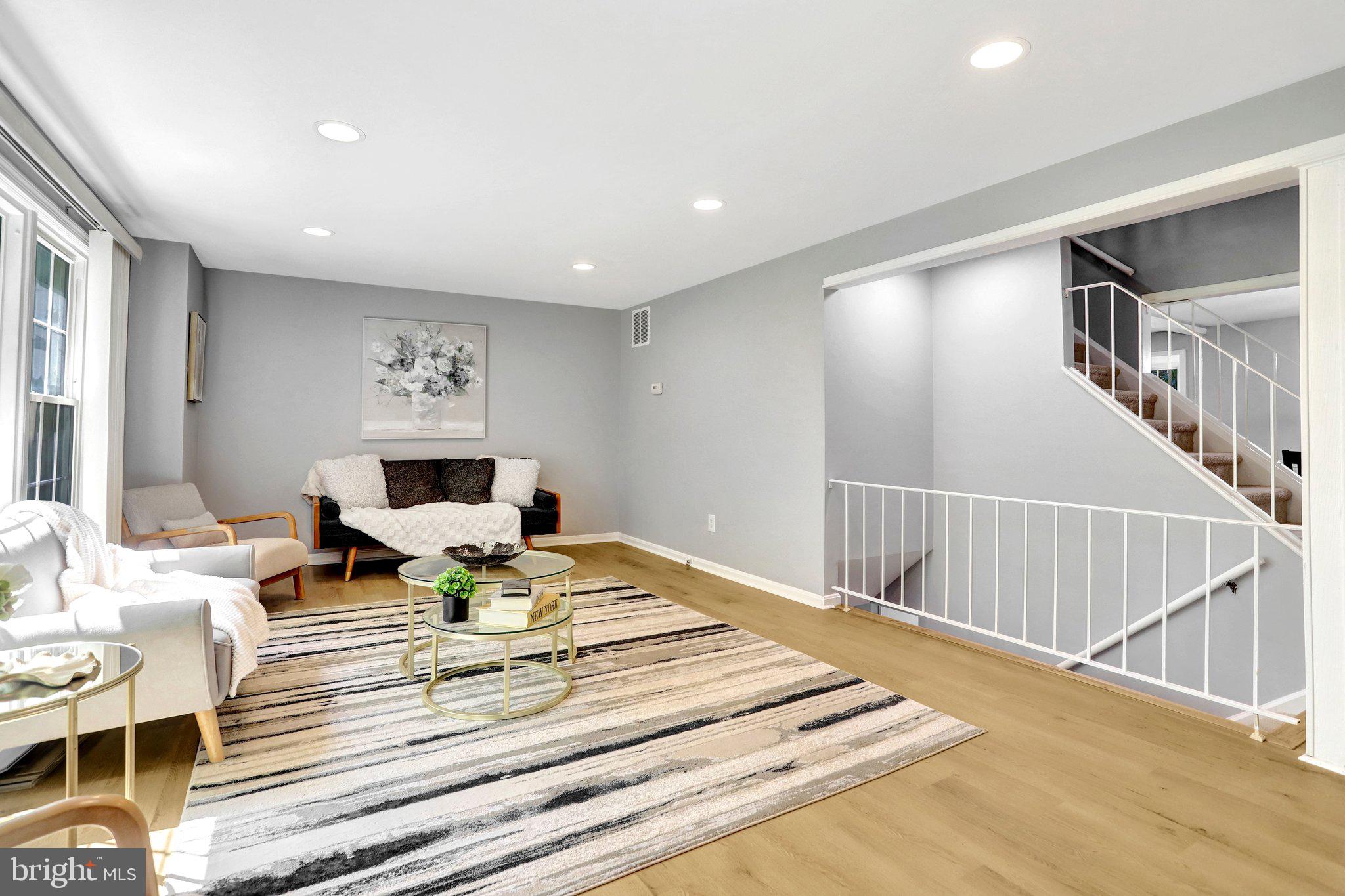 8127 PINELAKE COURT