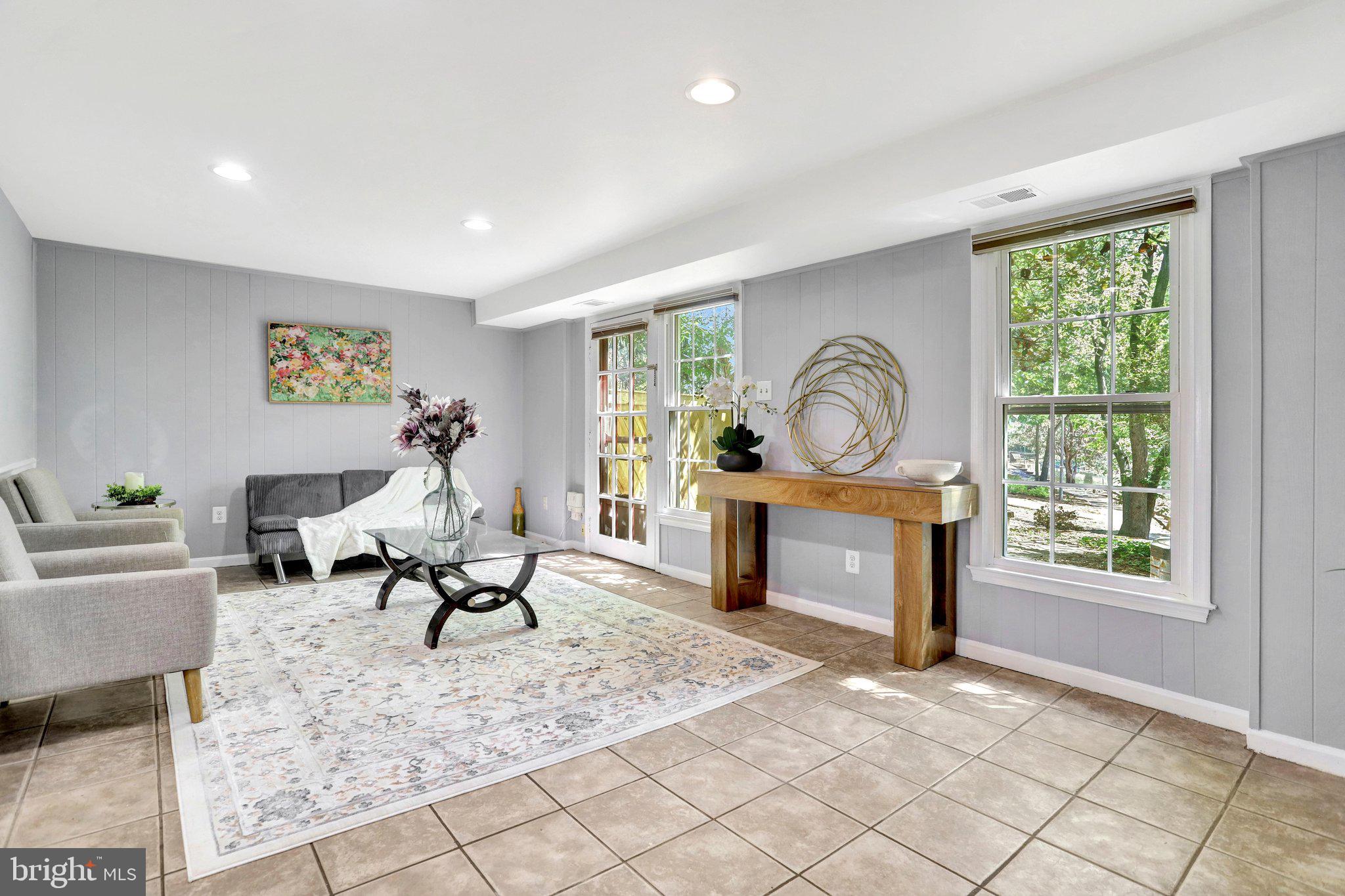 8127 PINELAKE COURT