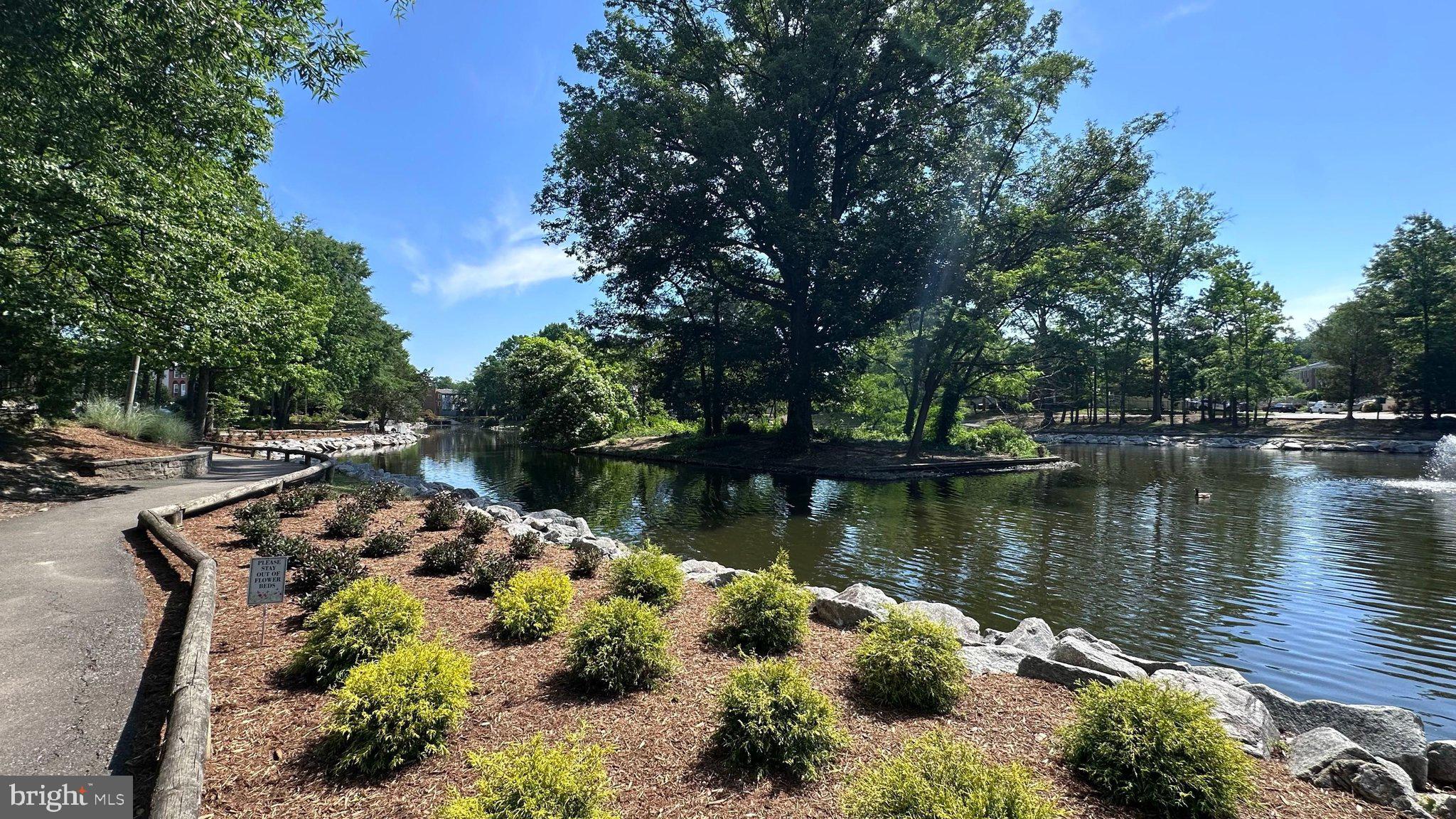 8127 PINELAKE COURT