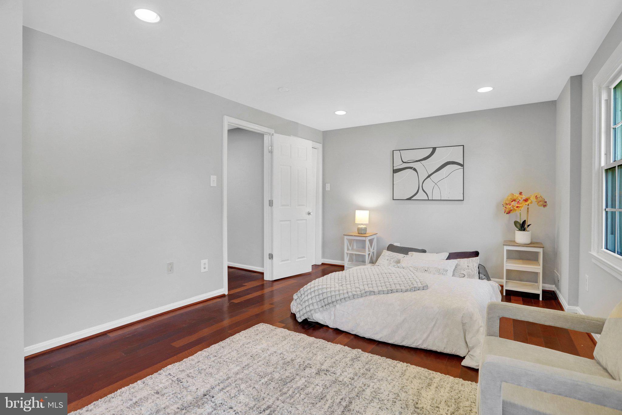 8127 PINELAKE COURT