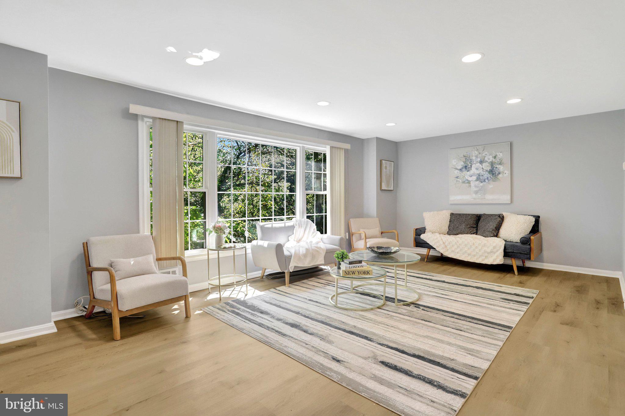 8127 PINELAKE COURT