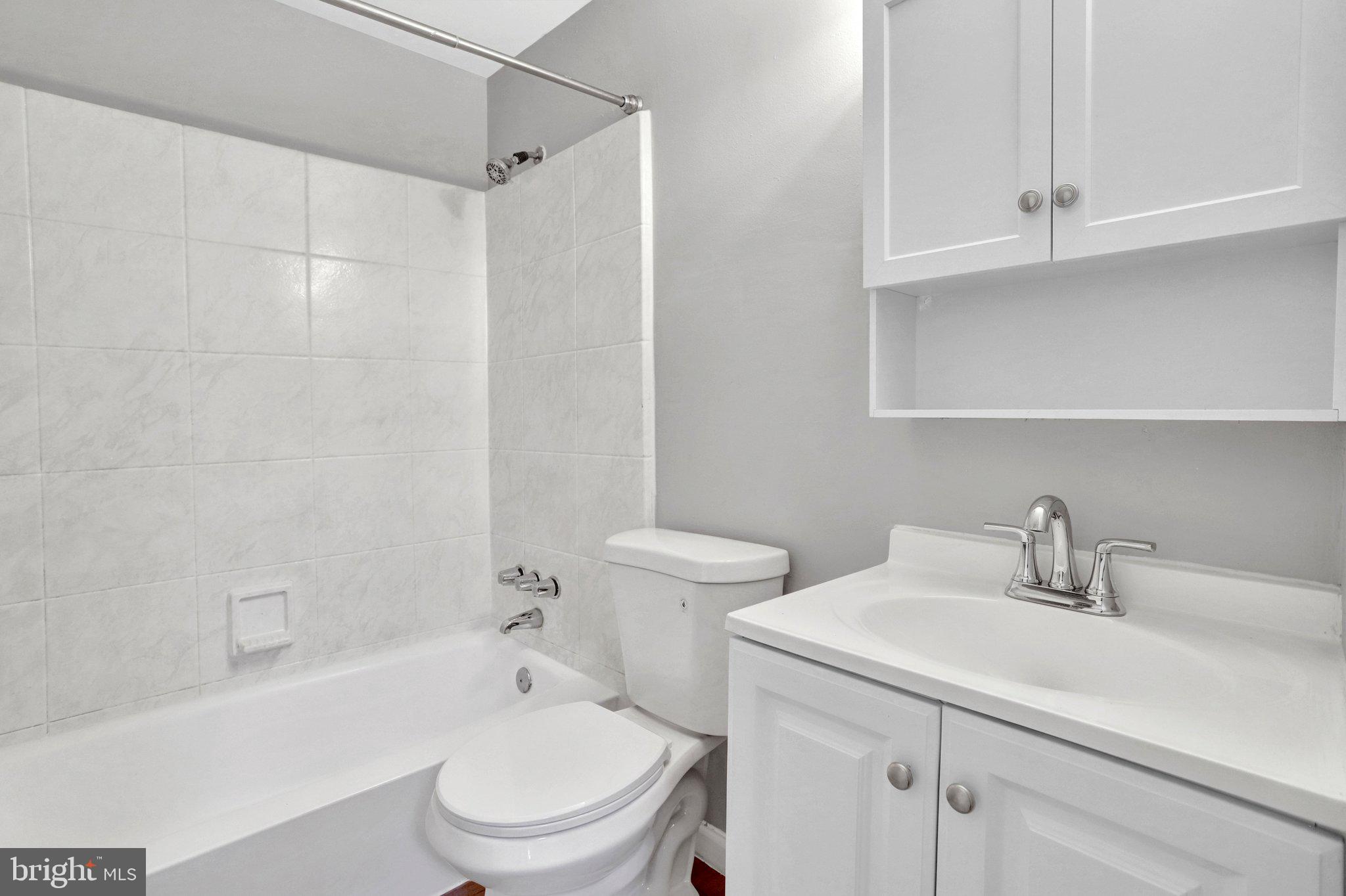 8127 PINELAKE COURT