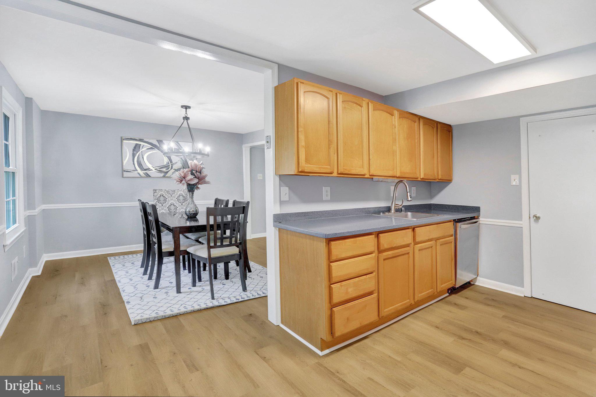 8127 PINELAKE COURT