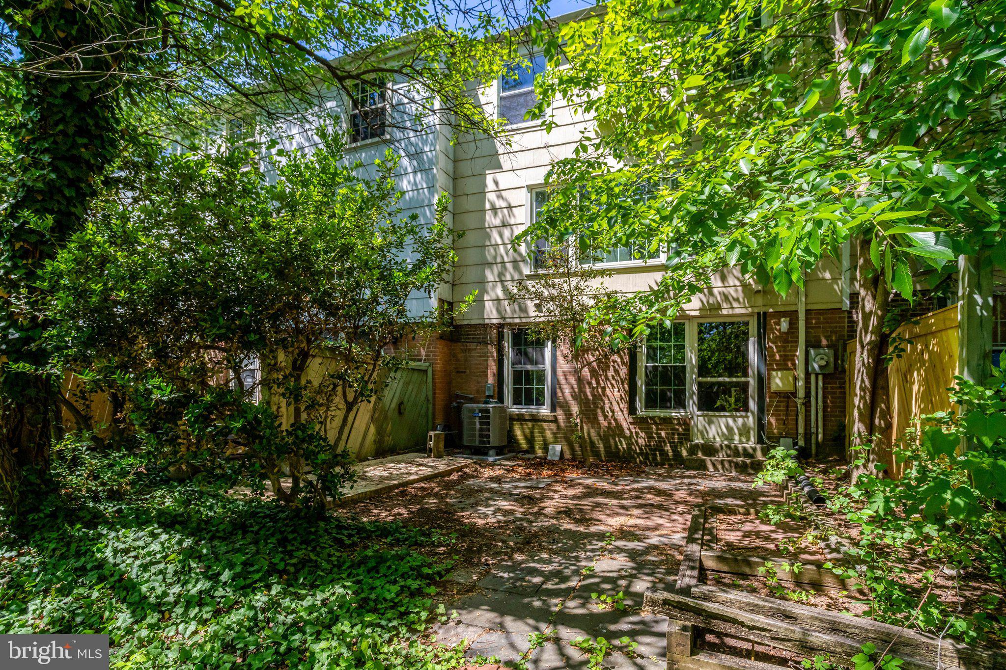8127 PINELAKE COURT