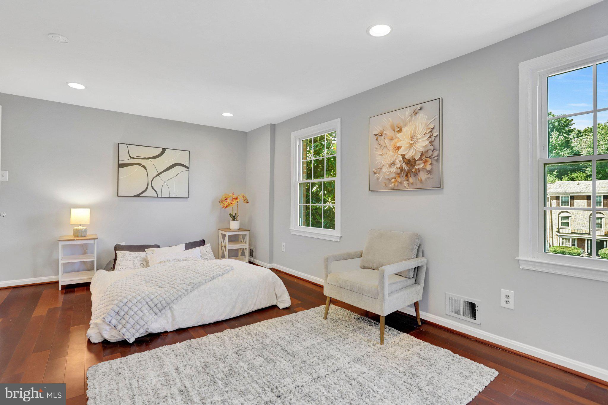 8127 PINELAKE COURT