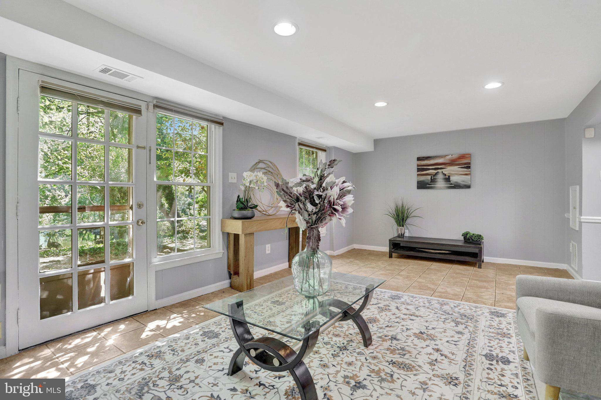 8127 PINELAKE COURT