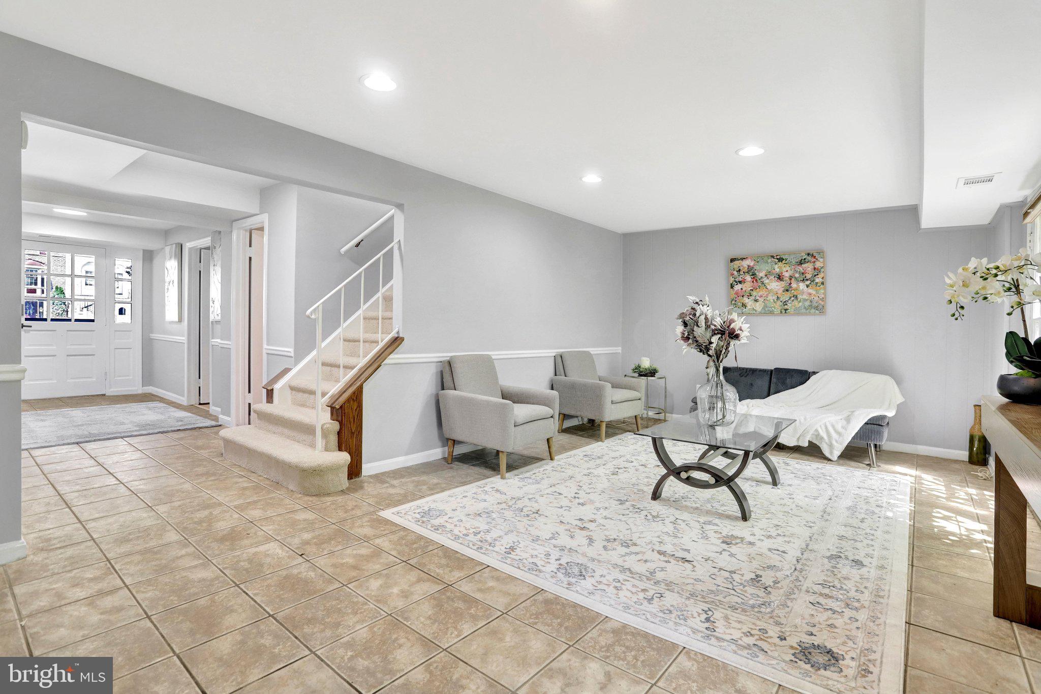 8127 PINELAKE COURT
