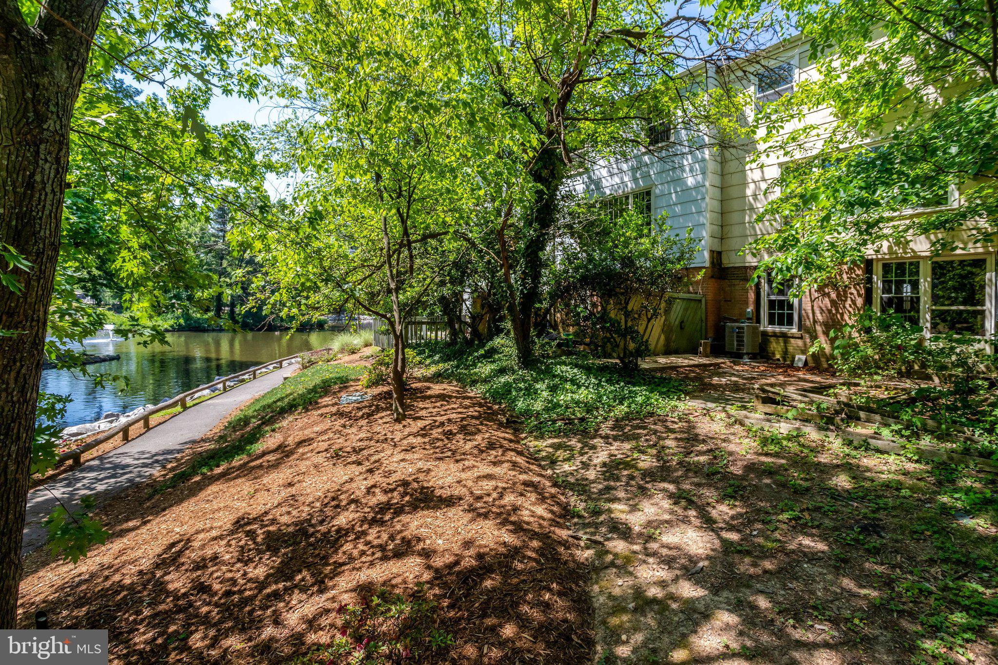 8127 PINELAKE COURT
