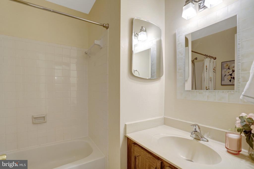 7868 NEWPORT GLEN PASS