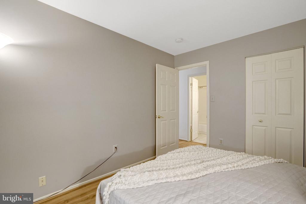 7868 NEWPORT GLEN PASS