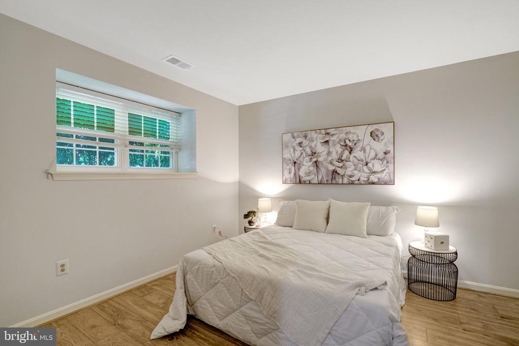 7868 NEWPORT GLEN PASS
