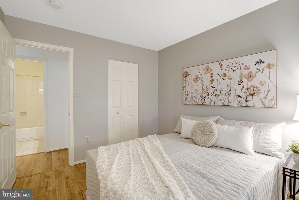 7868 NEWPORT GLEN PASS