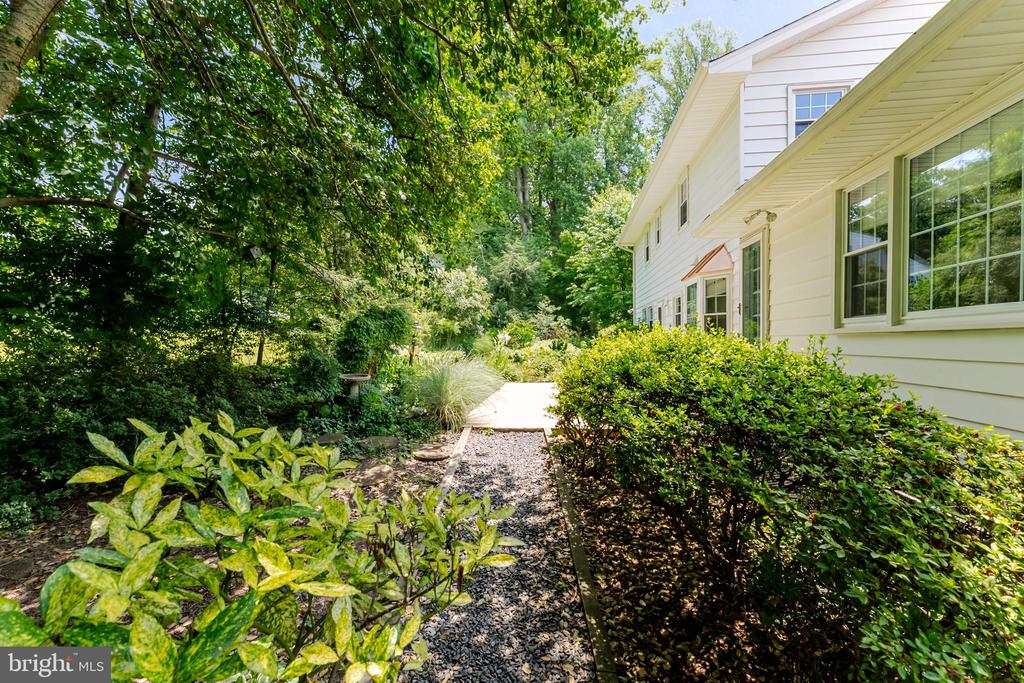 8202 EXCALIBUR COURT