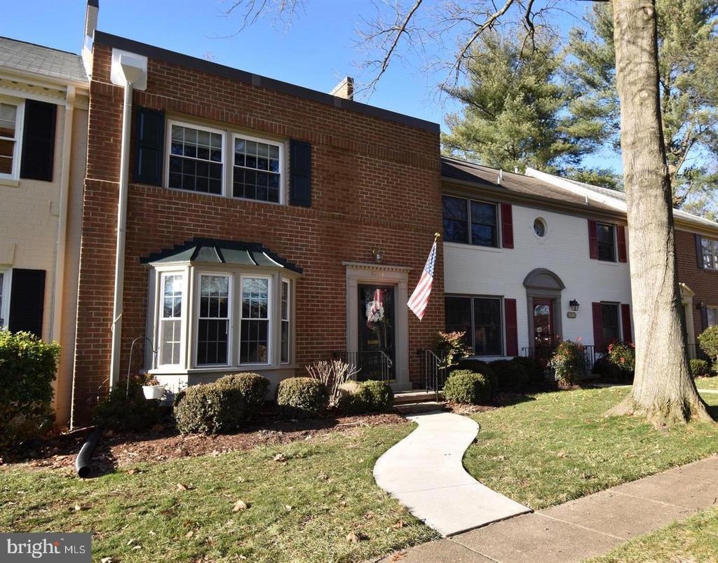 8244 CARRLEIGH PARKWAY