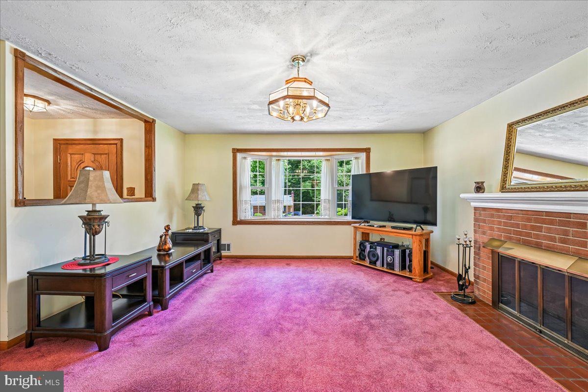 5643 INVERCHAPEL ROAD