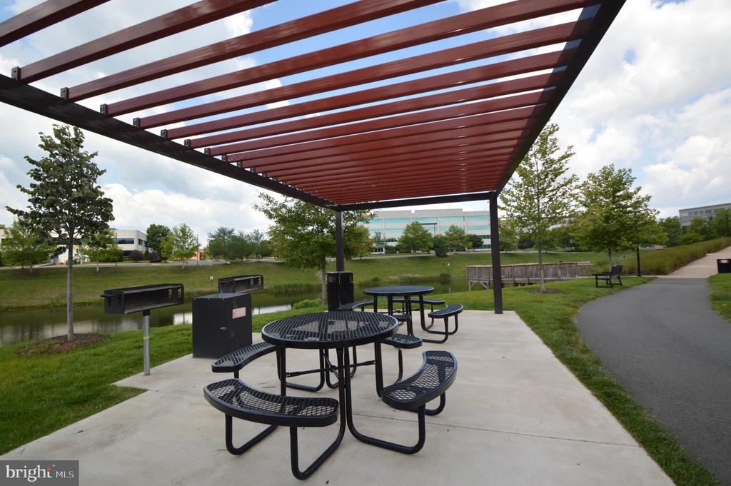 5128 RIDGEVIEW RETREAT