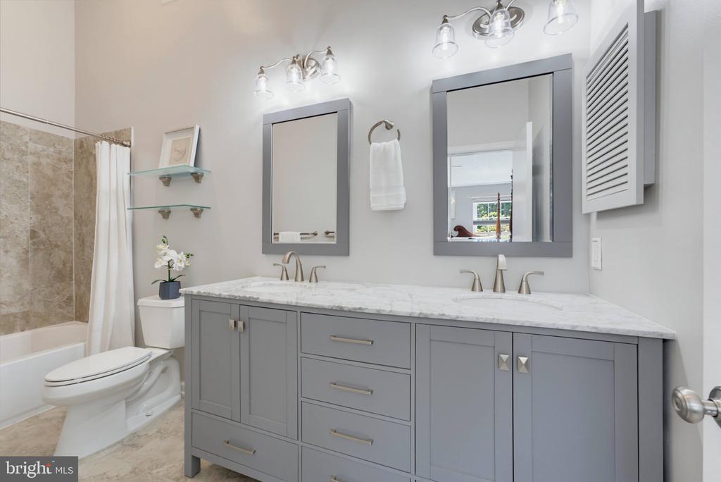 5849 WYE OAK COMMONS COURT