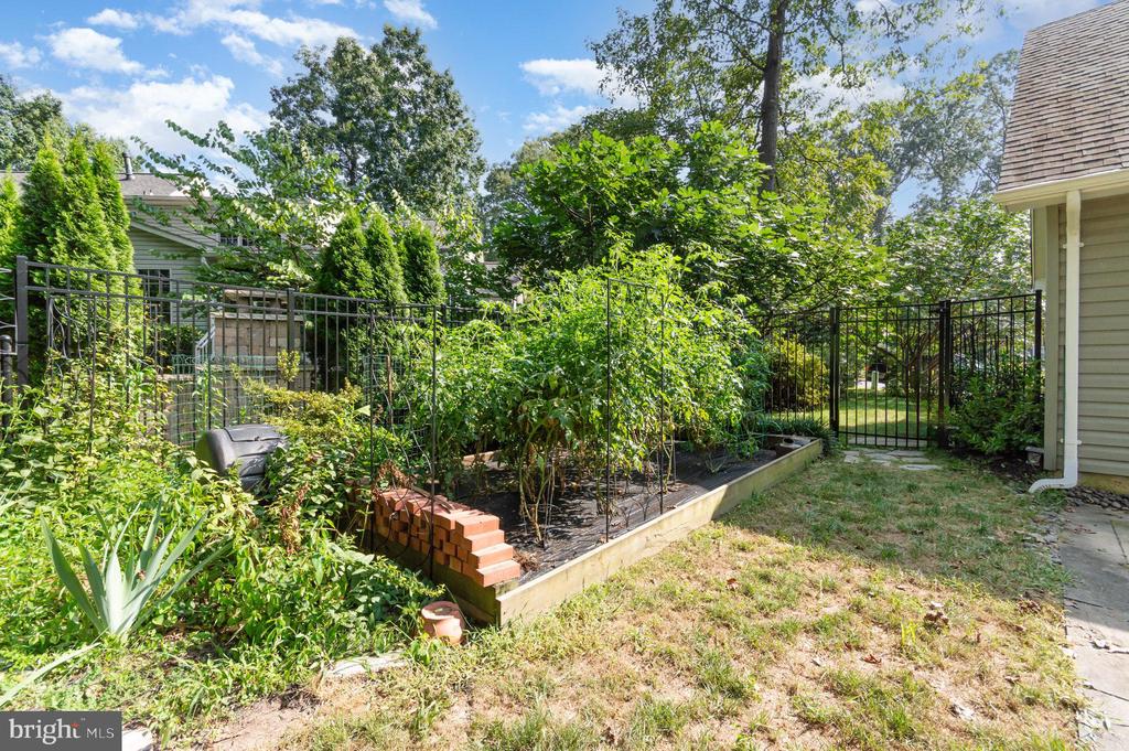 519 WOODLAND COURT NW