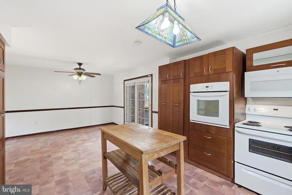 8031 SLEEPY VIEW LANE