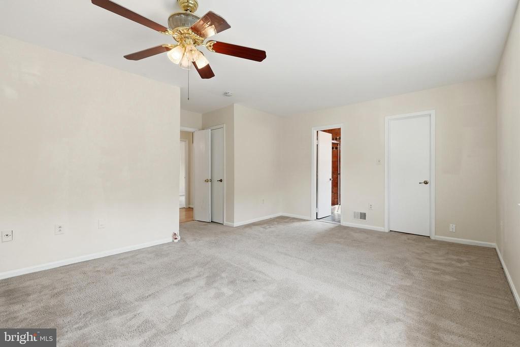 8031 SLEEPY VIEW LANE