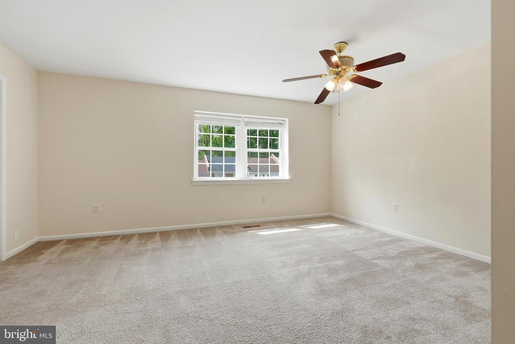 8031 SLEEPY VIEW LANE