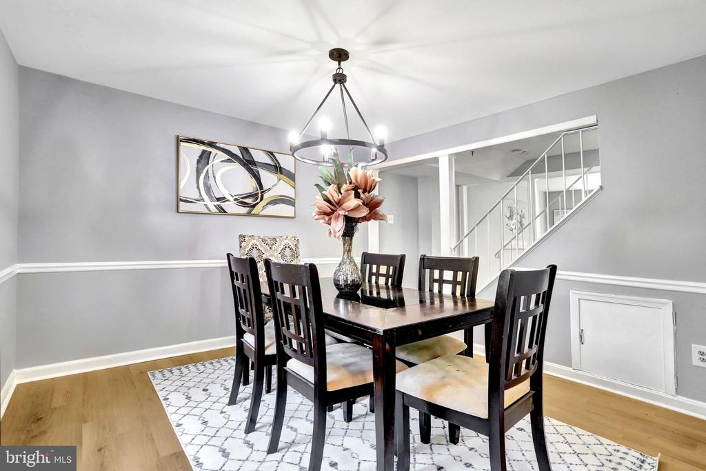 8127 PINELAKE COURT