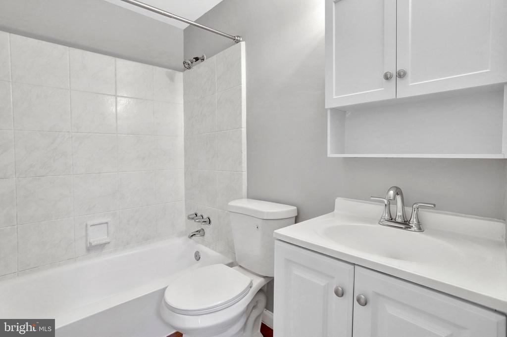 8127 PINELAKE COURT