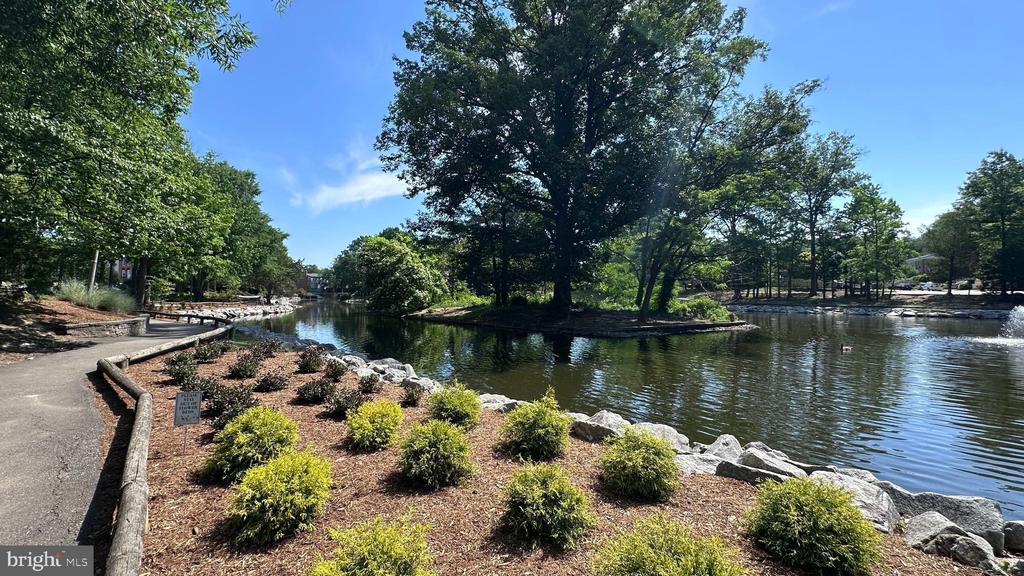 8127 PINELAKE COURT