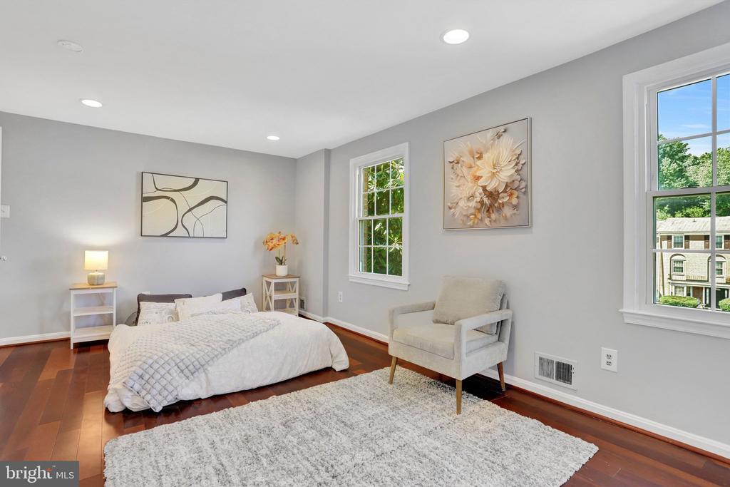8127 PINELAKE COURT