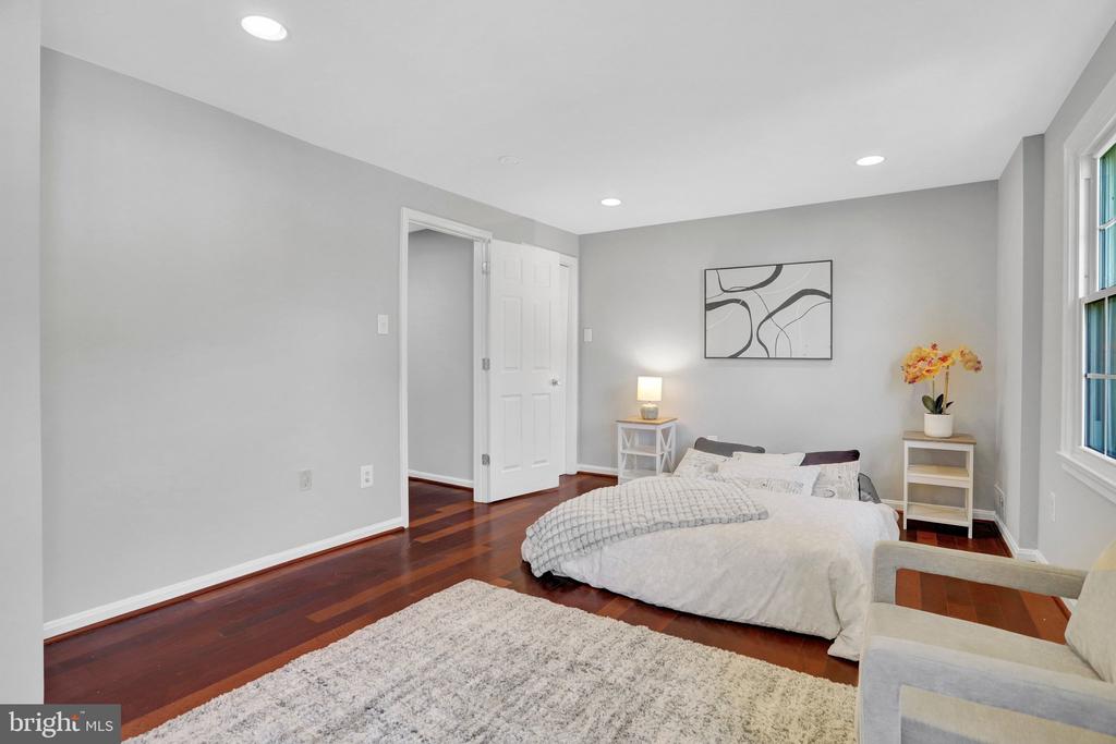 8127 PINELAKE COURT