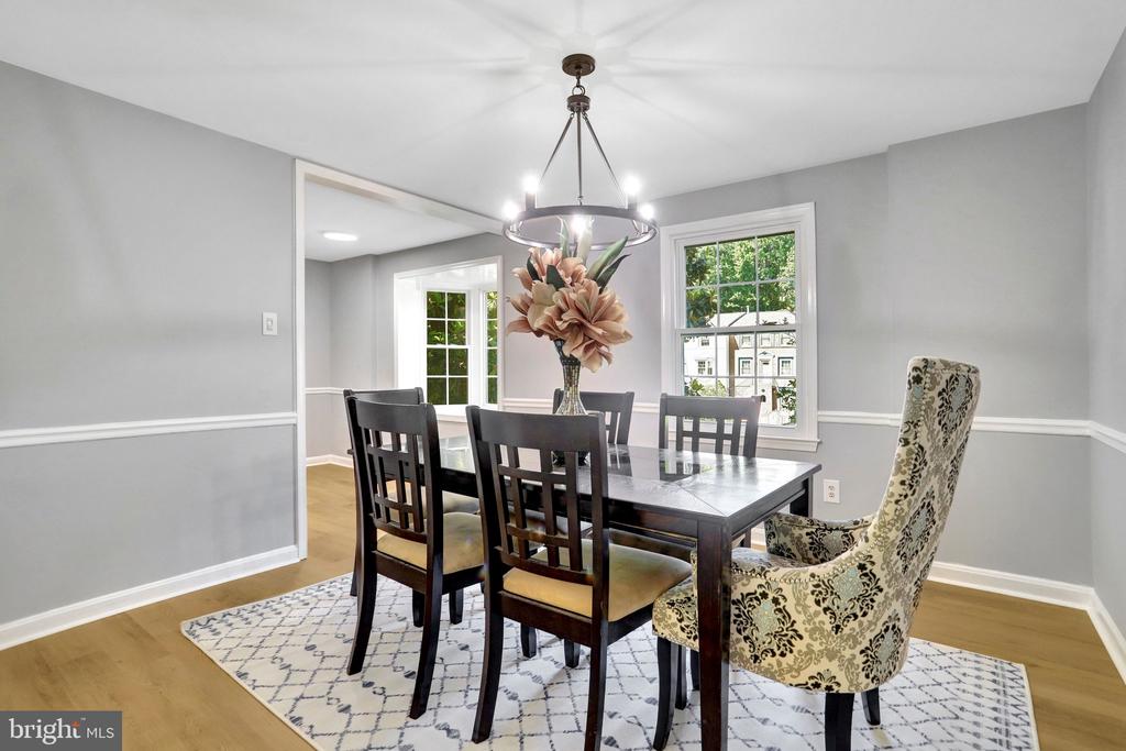 8127 PINELAKE COURT