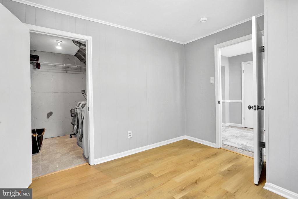 8127 PINELAKE COURT